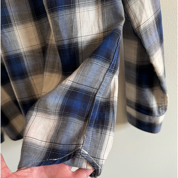 Women’s Size M Levi’s Plaid Button Down Shirt - Picture 9 of 17